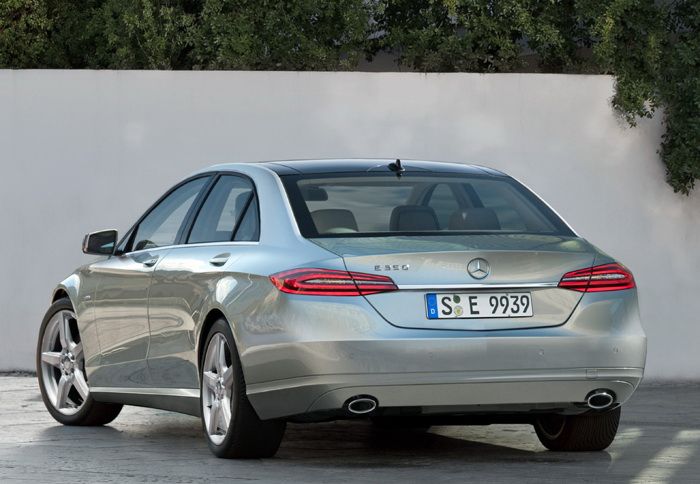 Φαίνεται ξεκάθαρα ότι έχουμε ένα ολοκαίνουριο οπίσθιο τμήμα, με τα eye catching επιμηκυμένα φωτιστικά σώματα (φωτογραφία κατασκοπείας). 