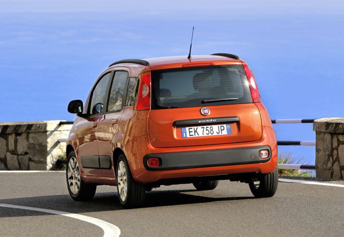Στα χαρακτηριστικά της εμφάνισης του νέου Panda συνεχίζουν να συμπεριλαμβάνονται οι αρκετές γυάλινες πλαϊνές επιφάνειες και ειδικά το μεγάλο τετράγωνο