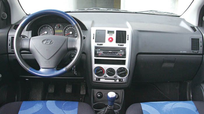 Καλή εργονομία και πετυχημένοι χρωματικοί συνδυασμοί στο εσωτερικό. Η σχεδίαση είναι αδιάφορη. 