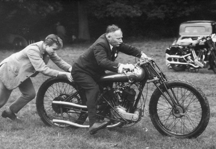 Η συγκεκριμένη μοτοσικλέτα με τον «Titch» Allen στο Stanford Hall, το 1962.
