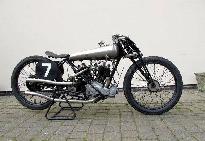 Υπολογίζεται ότι η τιμή που θα αγγίξει η πώληση της συγκεκριμένης μοτοσικλέτας, ξεπερνάει τα 300.000 ευρώ. 