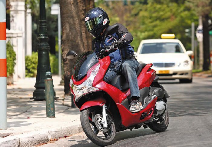 Όμορφο, γυαλιστερό, και χτυπητό στο κόκκινο χρώμα, το PCX 150 θα κάνει πολλά κεφάλια να γυρίσουν να σας κοιτάξουν.