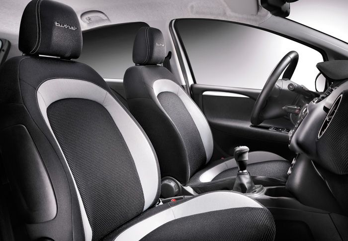 Ο εσωτερικό του Fiat Punto 2012 ακολουθεί τις ίδιες κύριες γραμμές με αυτό του Punto Evo, παραμένοντας έτσι αρκετά μοντέρνο σχεδιαστικά.