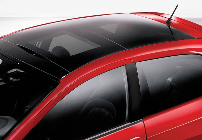 Στον εξοπλισμό του νέου Fiat Punto είναι και η πανοραμική ανοιγόμενη οροφή.