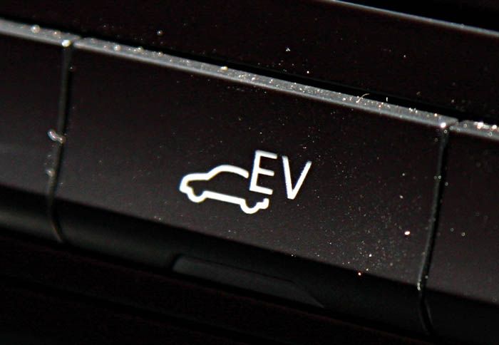 Σε EV mode (αμιγώς ηλεκτρικά) το υβριδικό Q5 μπορεί να κινηθεί, ιδανικά, για μέχρι 3 χλμ. με όχι πάνω από 60 χλμ./ώρα. 