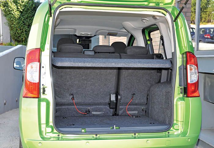 Το μεγάλο άνοιγμα της πόρτας στο πίσω τμήμα, αποκαλύπτει έναν τετραγωνισμένο και πλήρως εκμεταλλευόμενο χώρο αποσκευών με όγκο 330 λίτρων.