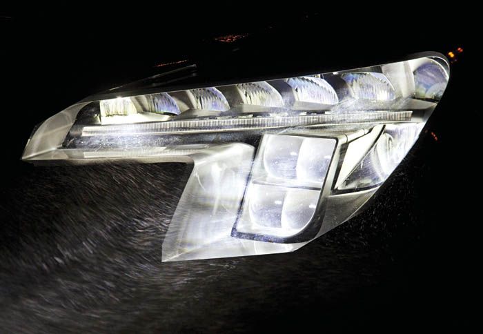 Οι σχεδιαστές της Opel έφτιαξαν το σήμα κατατεθέν της Opel, συνδυάζοντας τα φώτα ημέρας με τα μεσαία.