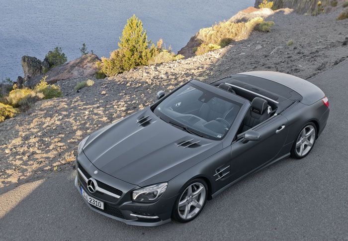 Η νέα, ηλεκτροϋδραυλική οροφή της SL είναι κατασκευασμένη από μαγνήσιο και  αποθηκεύεται στο πίσω τμήμα του αυτοκινήτου με το πάτημα ενός κουμπιού. 