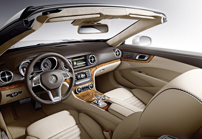Το υπερπολυτελές περιβάλλον είναι έντονα αισθητό στο εσωτερικό της Mercedes SL. 