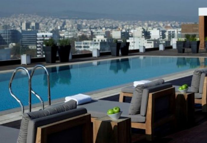 Η εξωτερική πισίνα του ξενοδοχείου