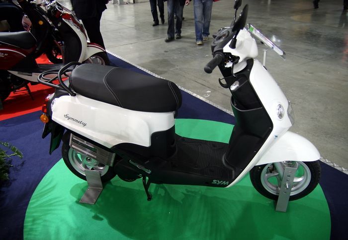 Ιδιαίτερα μικρό σε διαστάσεις, και δίχως εντυπωσιακό design -πιο πολύ συντηρητικό θα το λέγαμε- αν και ταυτόχρονα είναι καλαίσθητο.