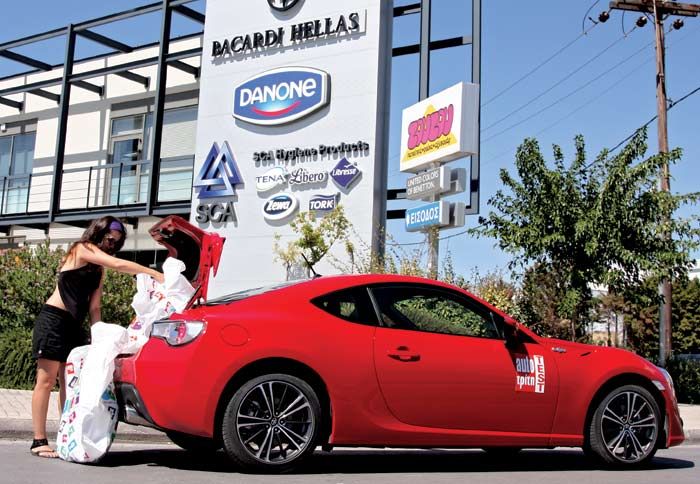 Η επιτυχία της GT86 είναι πως πίσω από το σκληροπυρηνικό της ίσως χαρακτήρα κρύβεται ένα εύχρηστο στην καθημερινή οδήγηση αυτοκίνητο.