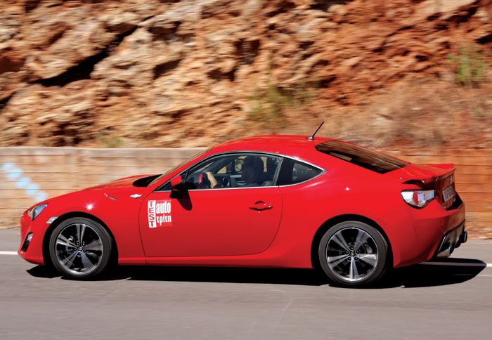 Σφιχτή ανάρτηση, που όμως δεν κουράζει ακόμα και όταν περνά πάνω από κακοτεχνίες. 