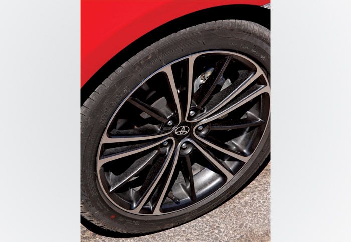 Οι όμορφες ζάντες περιβάλλονται από ελαστικά ίδια με του Prius, που ευνοούν το drifting!