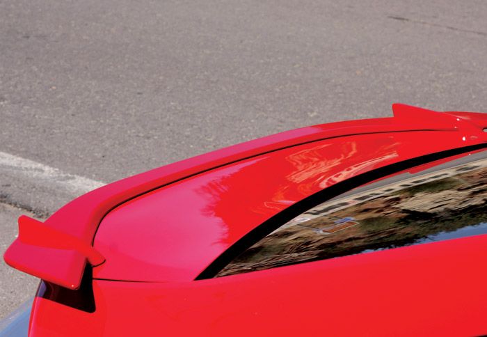 Η πίσω αεροτομή είναι σμιλευμένη σαν ένα κομμάτι με το αμάξωμα.