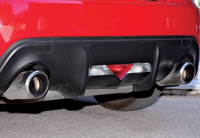 Ο διαχύτης και οι μπούκες της εξάτμισης κυριαρχούν στο πίσω μέρος.