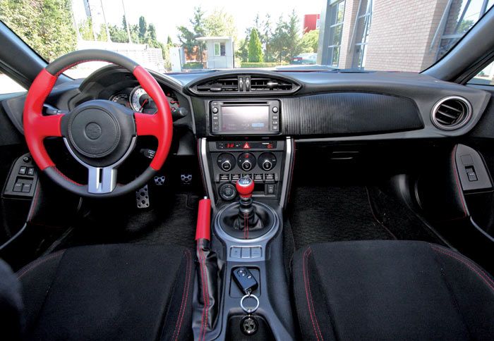 Λιτό, αλλά ποιοτικό εσωτερικό, που διαθέτει τις απαραίτητες λεπτομέρειες για να μυρίζει μπαρούτι. 