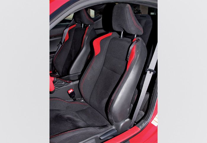 Καθηλωτικά τα μπάκετ καθίσματα, που στηρίζουν χωρίς να κουράζουν ακόμα και σε μεγάλο ταξίδι. Χάνουν όμως τις ρυθμίσεις όταν αναδιπλωθούν.