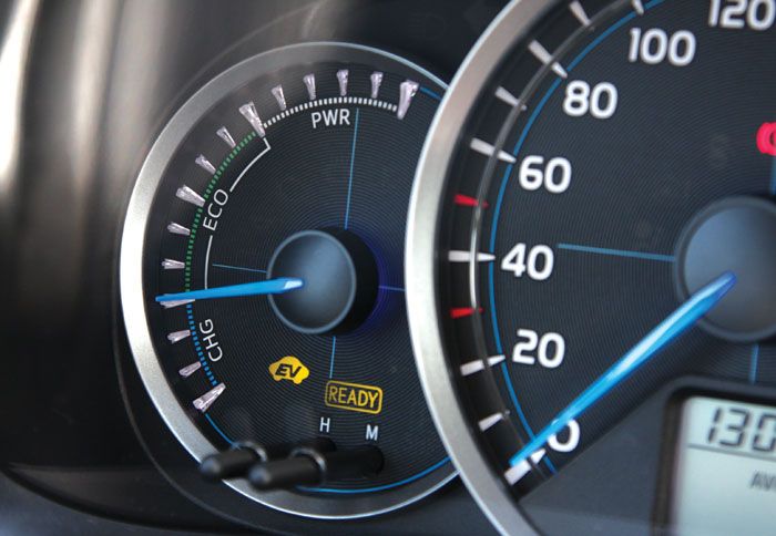 Στη λειτουργία EV το Yaris HSD μπορεί να κινηθεί με μηδενικούς ρύπους, αλλά στην πράξη αυτό μπορεί να συμβεί για πολύ λίγο, αφού οι μπαταρίες αδειάζου