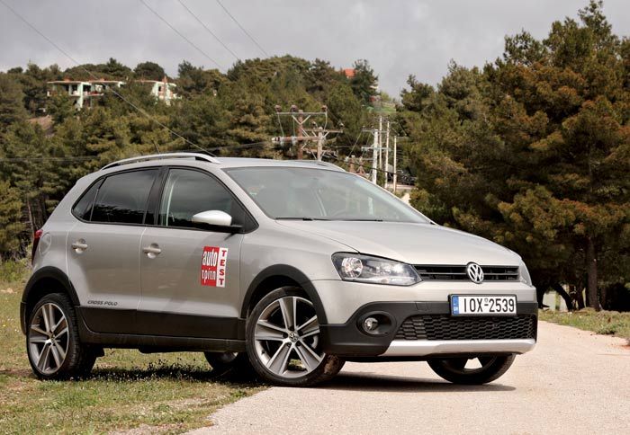 Το Cross Polo έχει αυξημένη απόσταση από το έδαφος και «περιπετειώδη» διακριτικά. 