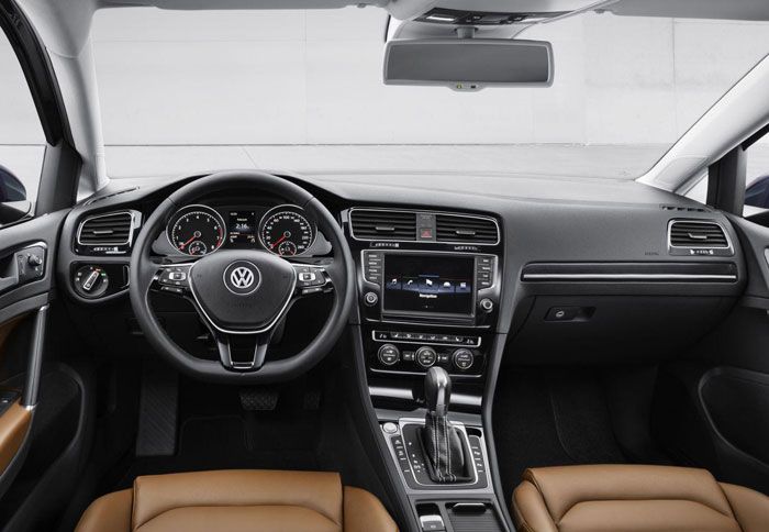 Το εσωτερικό του νέου VW Golf δείχνει αναβαθμισμένο σχεδιαστικά. Προσέξτε σαν λεπτομέρεια το flat bottomed τιμόνι.