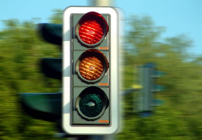 Mοτοσικλετιστές και ποδηλάτες στην πολιτεία Illinois των Η.Π.Α. έχουν πλέον το δικαίωμα να περνούν με κόκκινο!