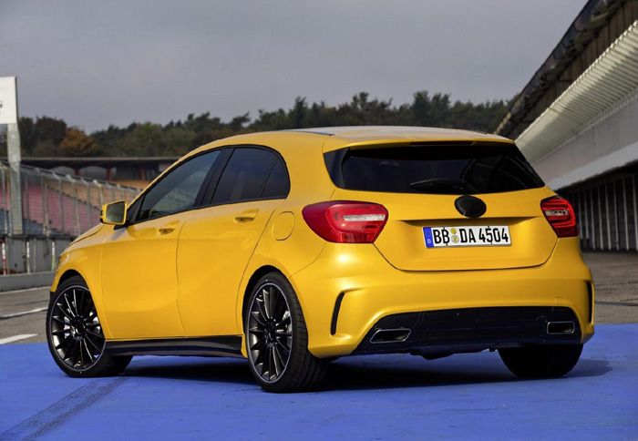 Οι 18άρες ζάντες αλουμινίου (προαιρετικά και 19 ιντσών), οι τραπεζοειδείς απολήξεις της εξάτμισης και η ανασχεδιασμένη γρίλια, είναι μερικά ακόμα σημε