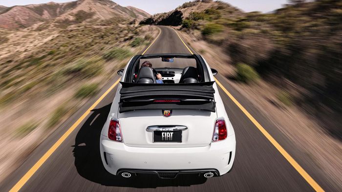 Το ανοικτό Abarth χρησιμοποιεί παρόμοια υφασμάτινη οροφή (η οποία, όμως, στην προκειμένη περίπτωση διαθέτει ενσωματωμένη αεροτομή), με αυτή του συμβατ