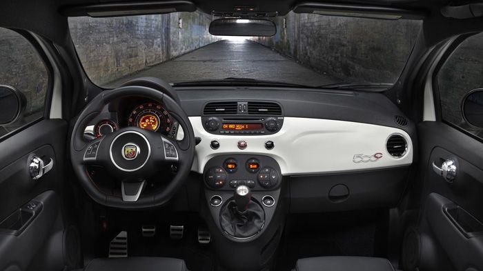 Οι πινελιές της Abarth είναι αισθητές και στο εσωτερικό, με το επίπεδο αγωνιστικό τιμόνι, τα αλουμινένια πεντάλς και τον επίσης αλουμινένιο λεβιέ ταχυ