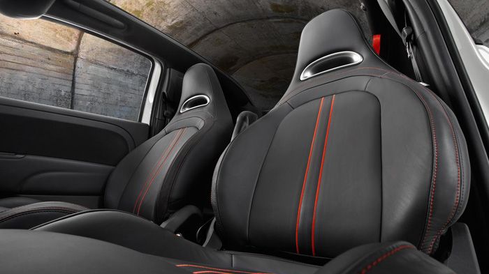 Tα νέα σπορ καθίσματα, με τις κόκκινες ραφές, σήμα κατατεθέν του ιταλικού οίκου. 