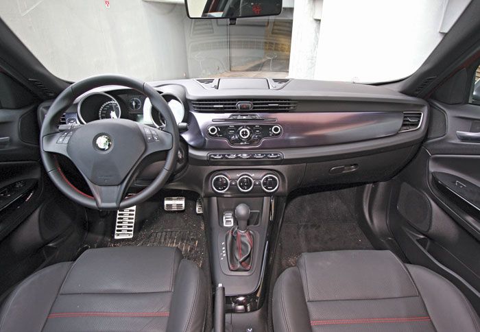 Εισερχόμενος κανείς στο εσωτερικό της Giulietta αντικρίζει μια σπορτίφ και ποιοτική εικόνα. 