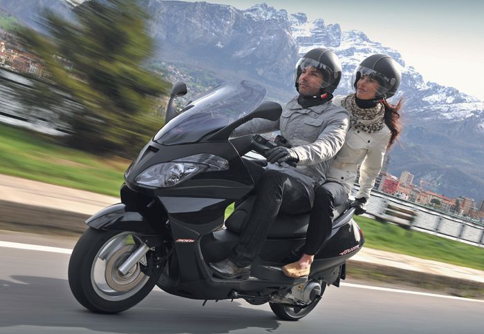 Δώδεκα από τα καλύτερα scooter στα 300 κ.εκ., με κόστος κτήσης που δεν ματώνει την τσέπη σας.
