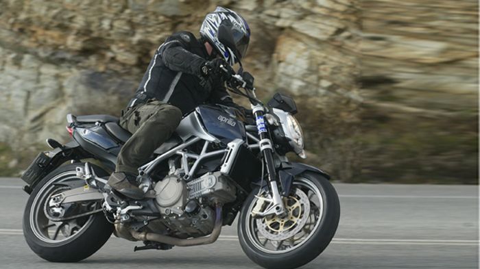 Στο Aprilia Mana δεν υπάρχει συμβατική αλλαγή ταχυτήτων με συμπλέκτη, αλλά επιλογές αυτόματης κίνησης.