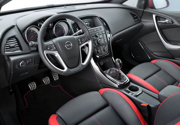 Αλλαγές στα χρώματα και τα υφάσματα συναντάμε σε επιλεγμένες εκδόσεις της γκάμας του Astra. Ελαφρώς διαφοροποιημένο αισθητικά εμφανίζεται και το τιμόν