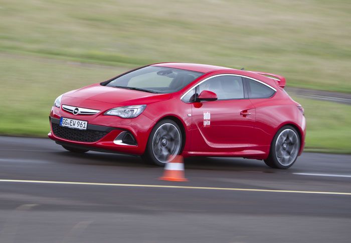 Το Astra OPC πατάει γερά, υπακούει στις εντολές, στρίβει υποδειγματικά χάρη και στο μηχανικό διαφορικό περιορισμένης ολίσθησης.
