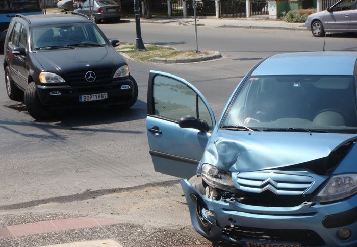 Ποια είναι τα βήματα που πρέπει να κάνουμε σε περίπτωση που εμπλακούμε σε ατύχημα με όχημα με ξένες πινακίδες;