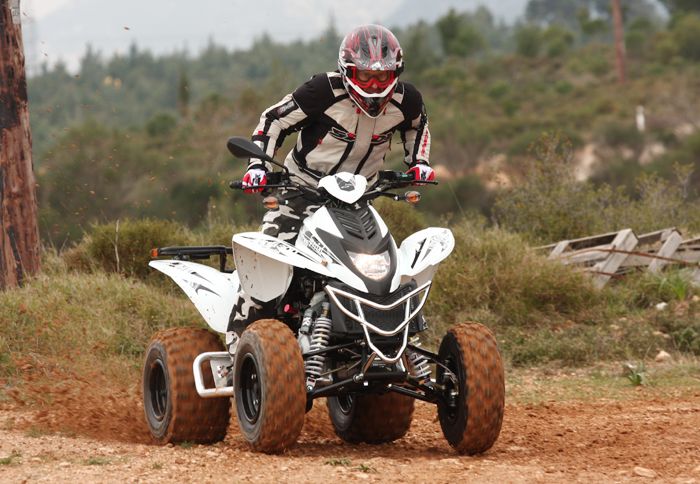 Το Dinli Thunder 300 θα σκαρφαλώσει σε αρκετά κάθετες ανηφόρες, θα διασχίσει λάσπες, χωρίς κανένα πρόβλημα.

