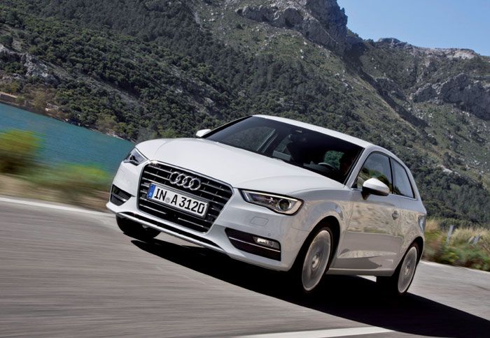 Οπτικά, η νέα γενιά του Audi A3 διατηρεί το σχεδιαστικό DNA της εταιρίας, πηγαίνοντας όμως ένα βήμα παραπέρα σε ο,τι αφορά το δυναμισμό.