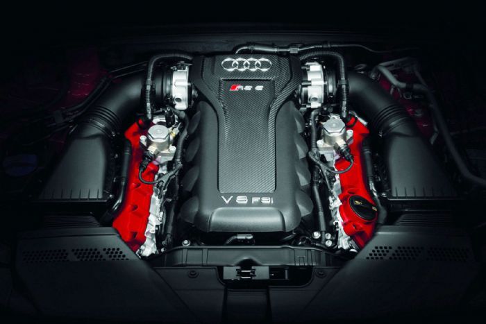 Το Audi RS5 Cabrio εφοδιάζεται με τον γνώριμο 4,2 λτ κινητήρα V8 450 ίππων.