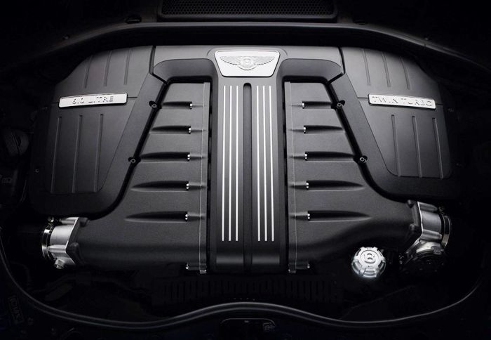 Η ναυαρχίδα της Bentley εφοδιάζεται με έναν 6λιτρο W12 διπλά υπερτροφοδοτούμενο κινητήρα, ο οποίος αποδίδει 625 ίππους.