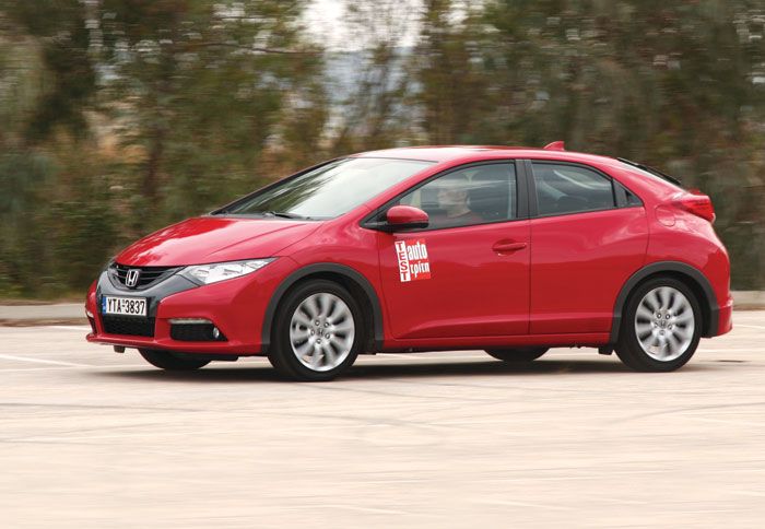 Η οδική συμπεριφορά του Civic ενσωματώνει σπορτίφ χαρακτηριστικά, ενώ η άνεση είναι καλύτερη από ό,τι στο παρελθόν.