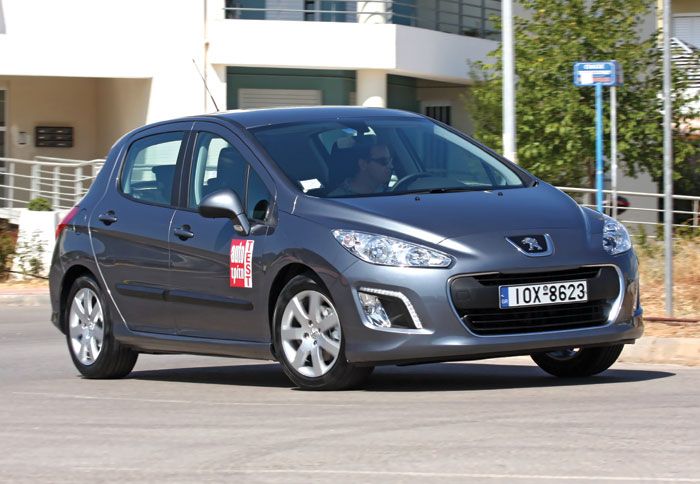 Το Peugeot 308 καταφέρνει να συνδυάσει επιτυχημένα την πολύ καλή άνεση, με την ασφαλή οδική συμπεριφορά.