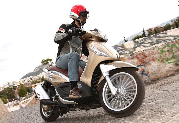 Η νέα αισθητική, αλλά και ο εξαιρετικός κινητήρας του Beverly 300, είναι δύο από τα βασικά στοιχεία που ξεχωρίζουν.