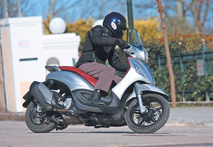 Το Beverly 350 επιδεικνύει καλό κράτημα, και μαζί με το ABS / ASR εκτοξεύει την αυτοπεποίθηση του αναβάτη.
