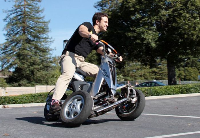 Ένα τρίκυκλο που γέρνει αλλά δεν πέφτει είναι το μοντέλο της Sway Motorsports σύμφωνα με τον δημιουργό του Joe Wilcox.
