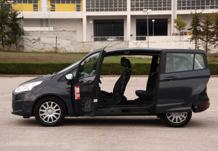 Το Ford Easy Access Door System δημιουργεί ένα ανεμπόδιστο και μεγάλο άνοιγμα για την είσοδο και έξοδο στο εσωτερικό του B-Max.