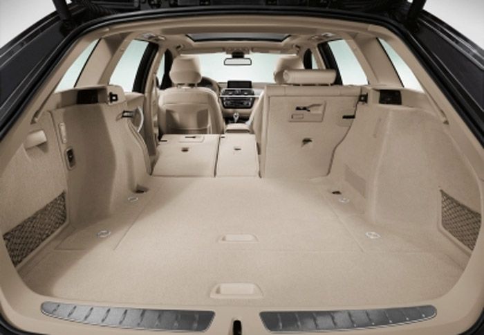 Mε 495 λίτρα όγκου, ο χώρος αποσκευών της 3άρας Touring ικανοποιεί και τον πλέον απαιτητικό ειδικά όταν τα καθίσματα αναδιπλώνονται. 