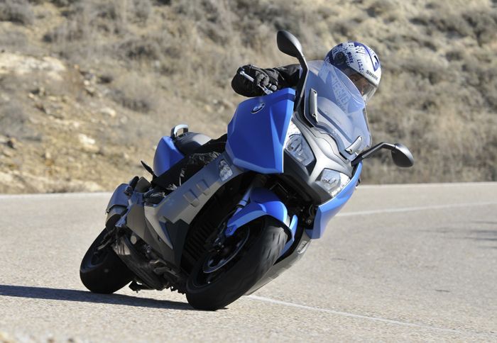 Μεγάλα περιθώρια κλίσης, άριστη πληροφόρηση από το ανάποδο πιρούνι, φρένα άγκυρες με εξελιγμένο δικάναλο ΑΒS.
