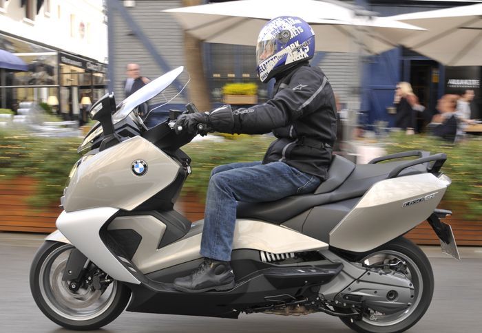 Αισιόδοξοι δηλώνουν οι άνθρωποι της BMW, καθώς με το λανσάρισμα δύο νέων maxi scooters ελπίζουν ότι θα σημειώσουν αύξηση πωλήσεων, κλείνοντας τη φετιν