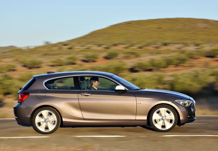 Σχεδιαστικά, η τρίθυρη έκδοση της σειράς 1 δείχνει πιο δυναμική από την πεντάθυρη, χωρίς να χάνει σε κύρος και χαρακτήρα.